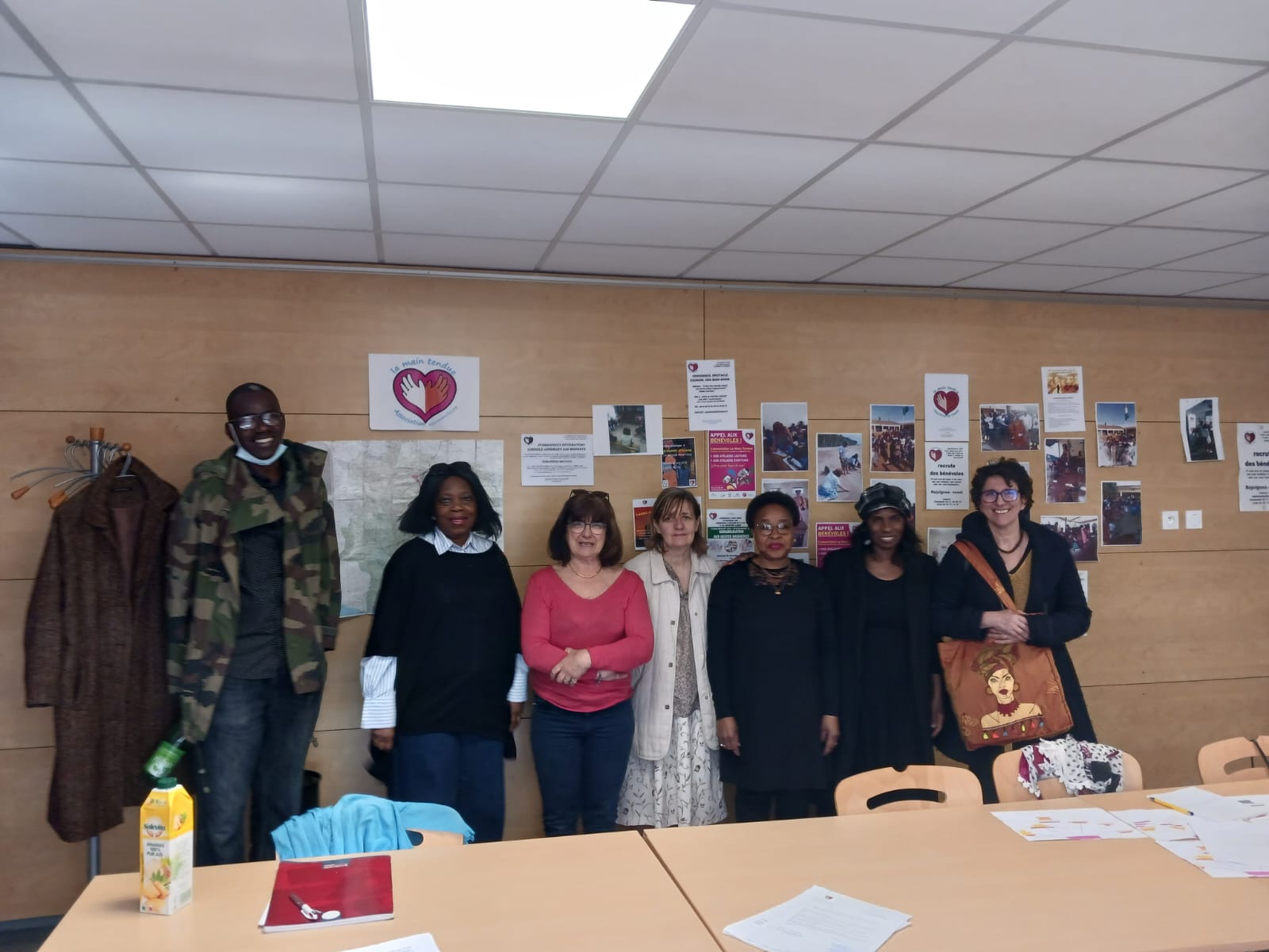 Groupe de bénévoles unissant leurs mains